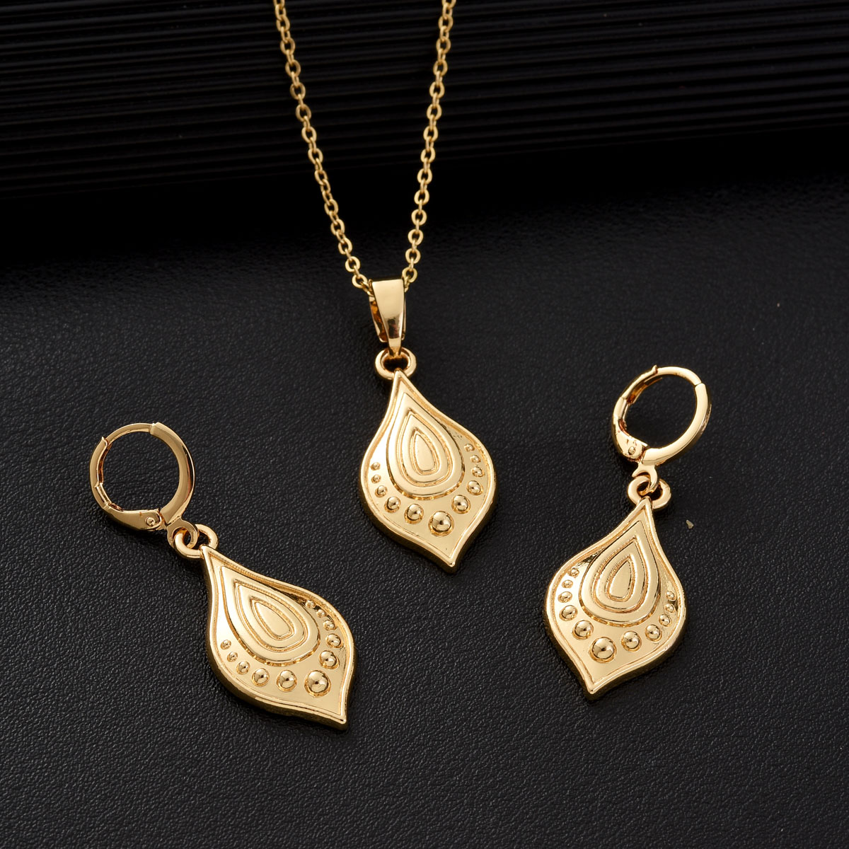Ensemble de bijoux couleur or, - Men Accessories In Dubai avis et prix